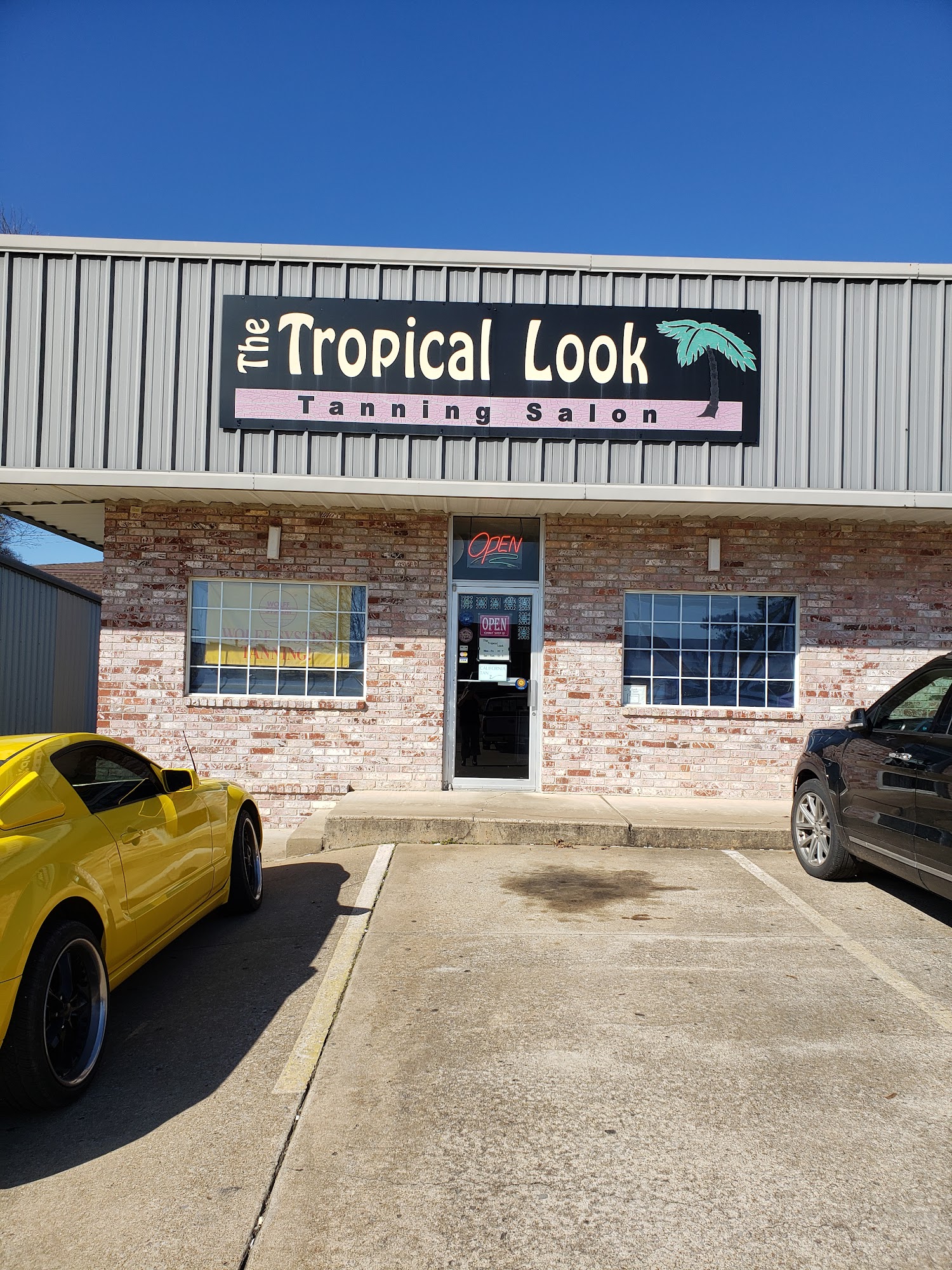 Tropical Look 24 Sherwood Plaza, Clarksville Arkansas 72830