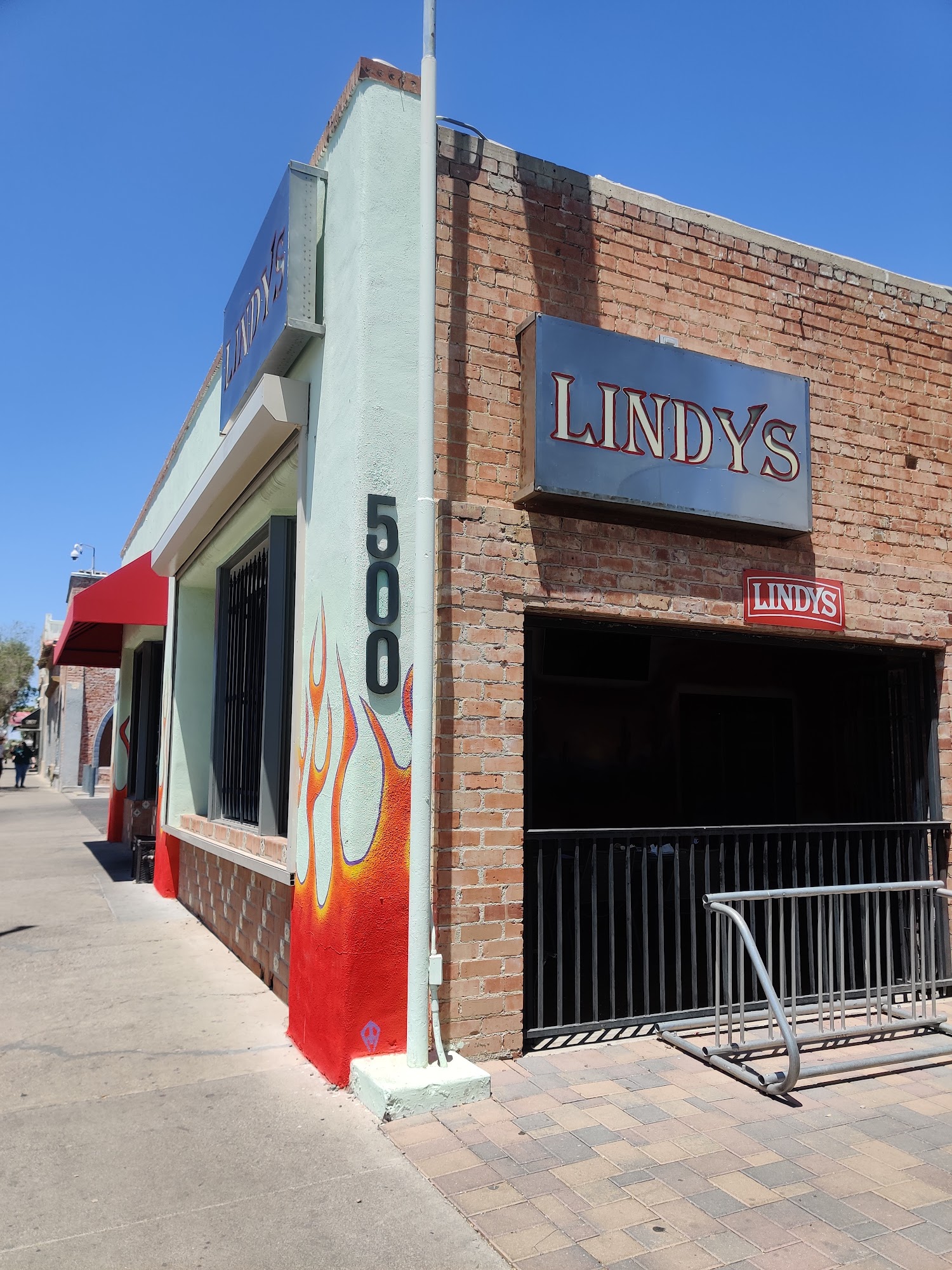 Lindys on 4th