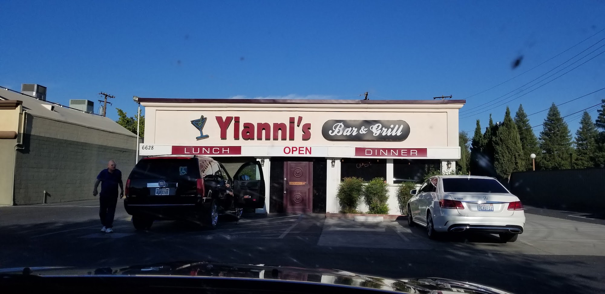 Yianni's Bar & Grill