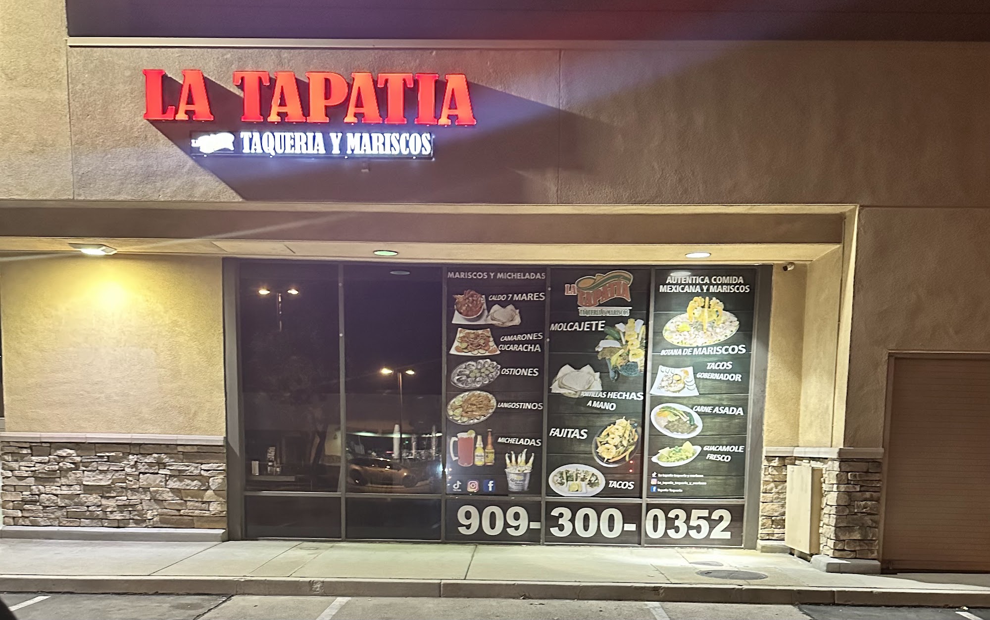 LA TAPATIA TAQUERIA Y MARISCOS