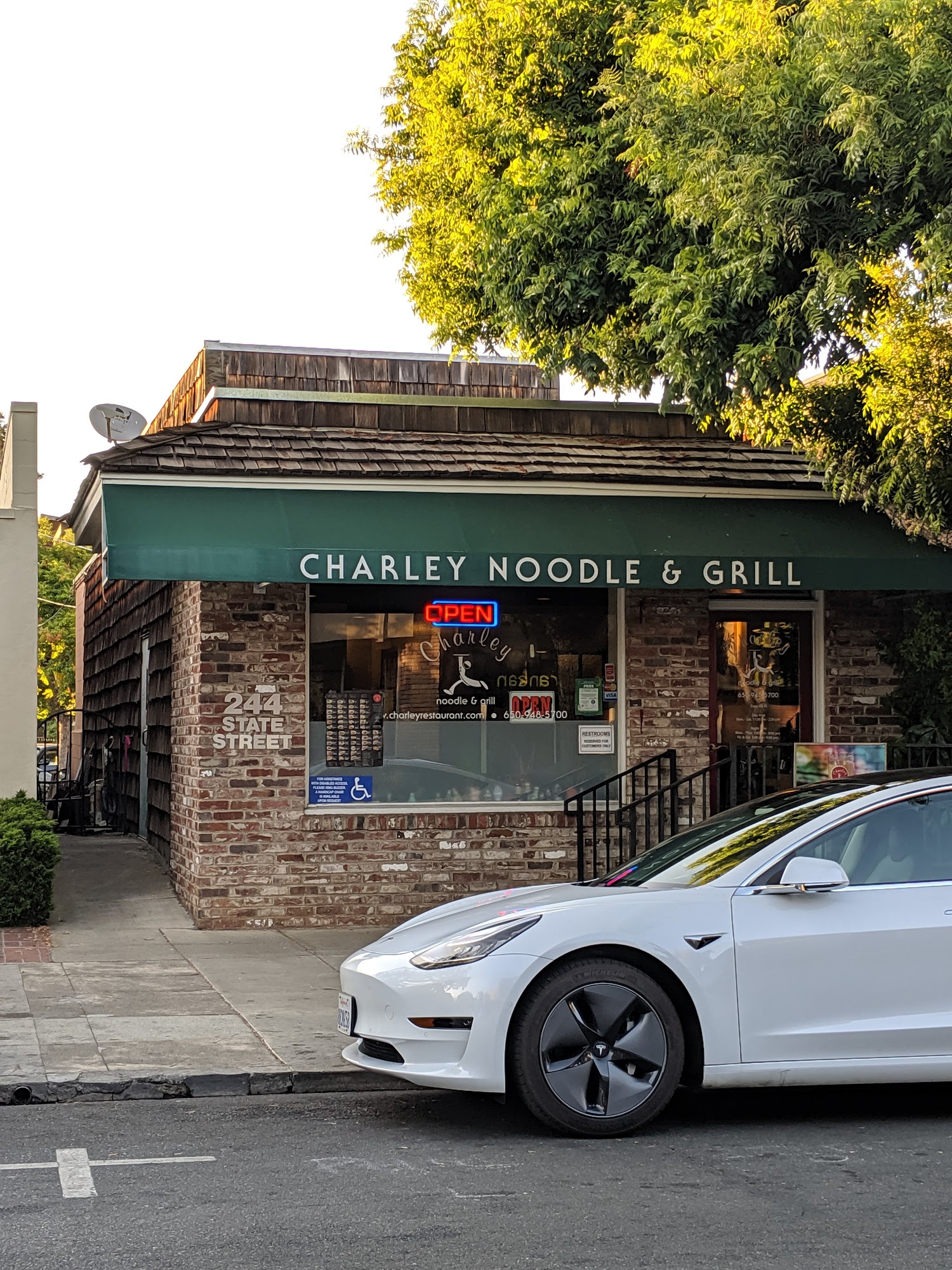 Charley Noodle & Grill