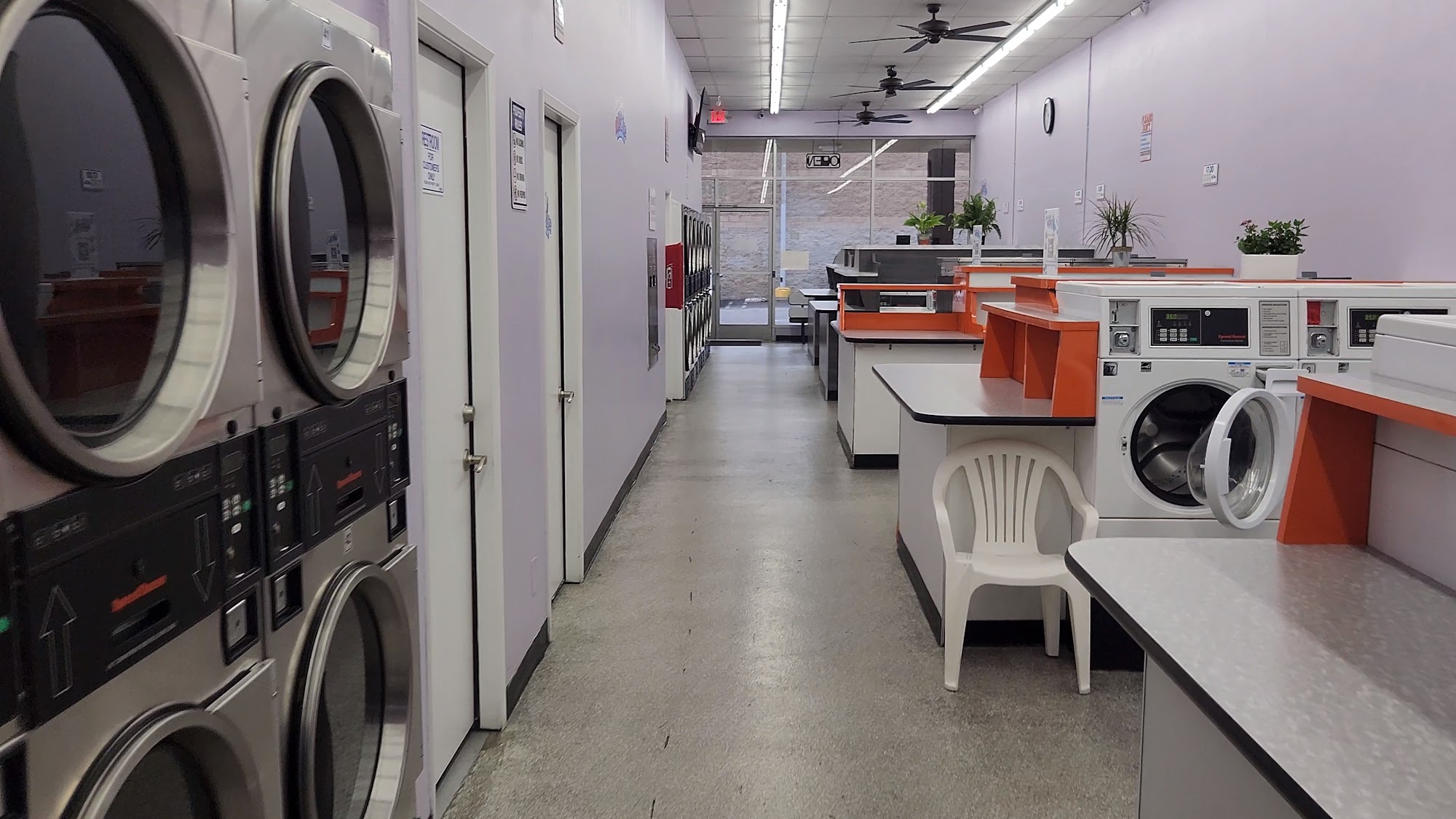 CC's Wash House Laundromat - Lavanderia