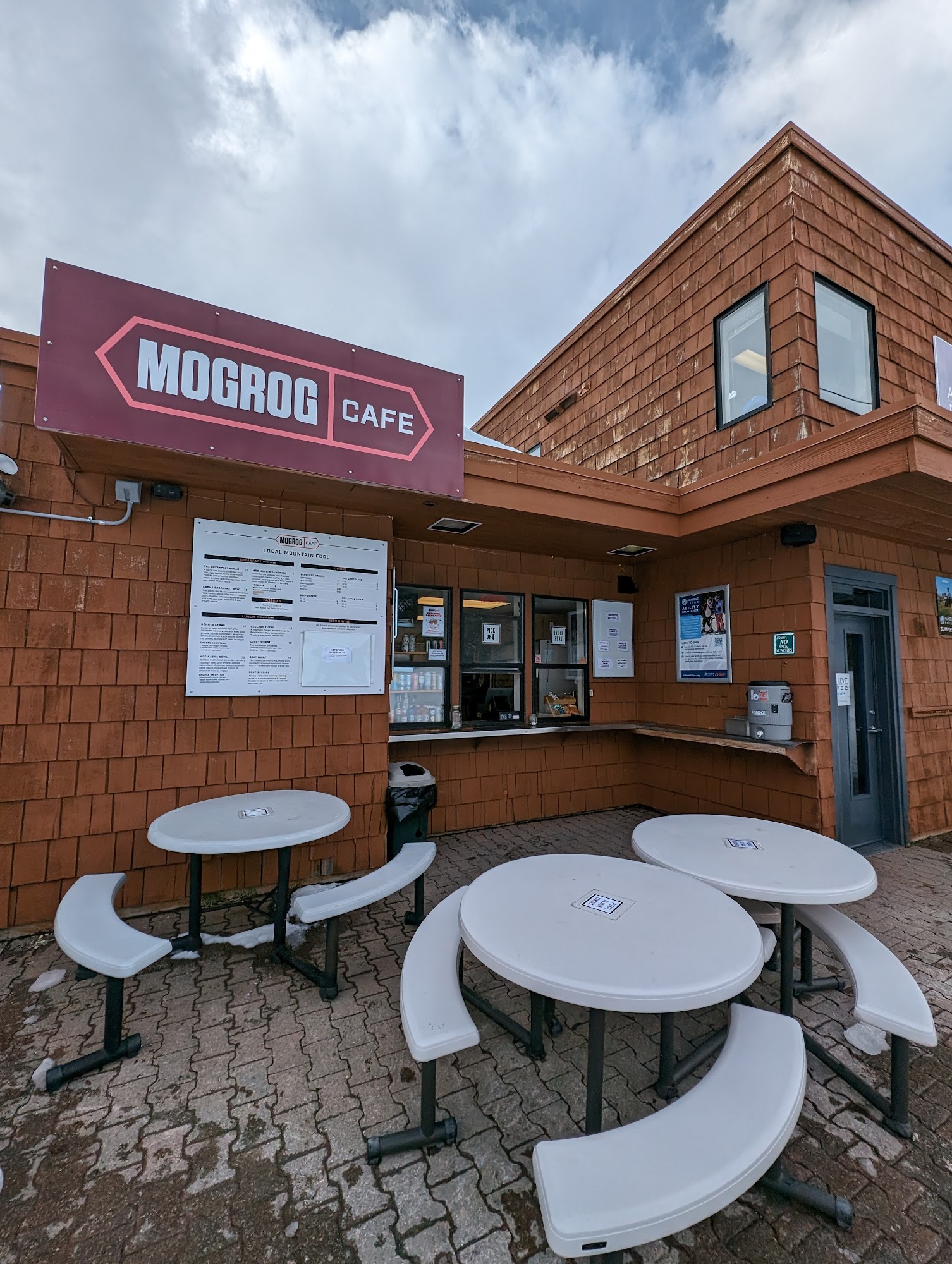 MOGROG Cafe