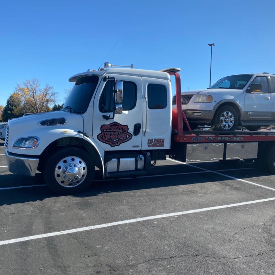 Giner's Towing