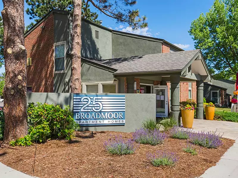 25 Broadmoor Apartments