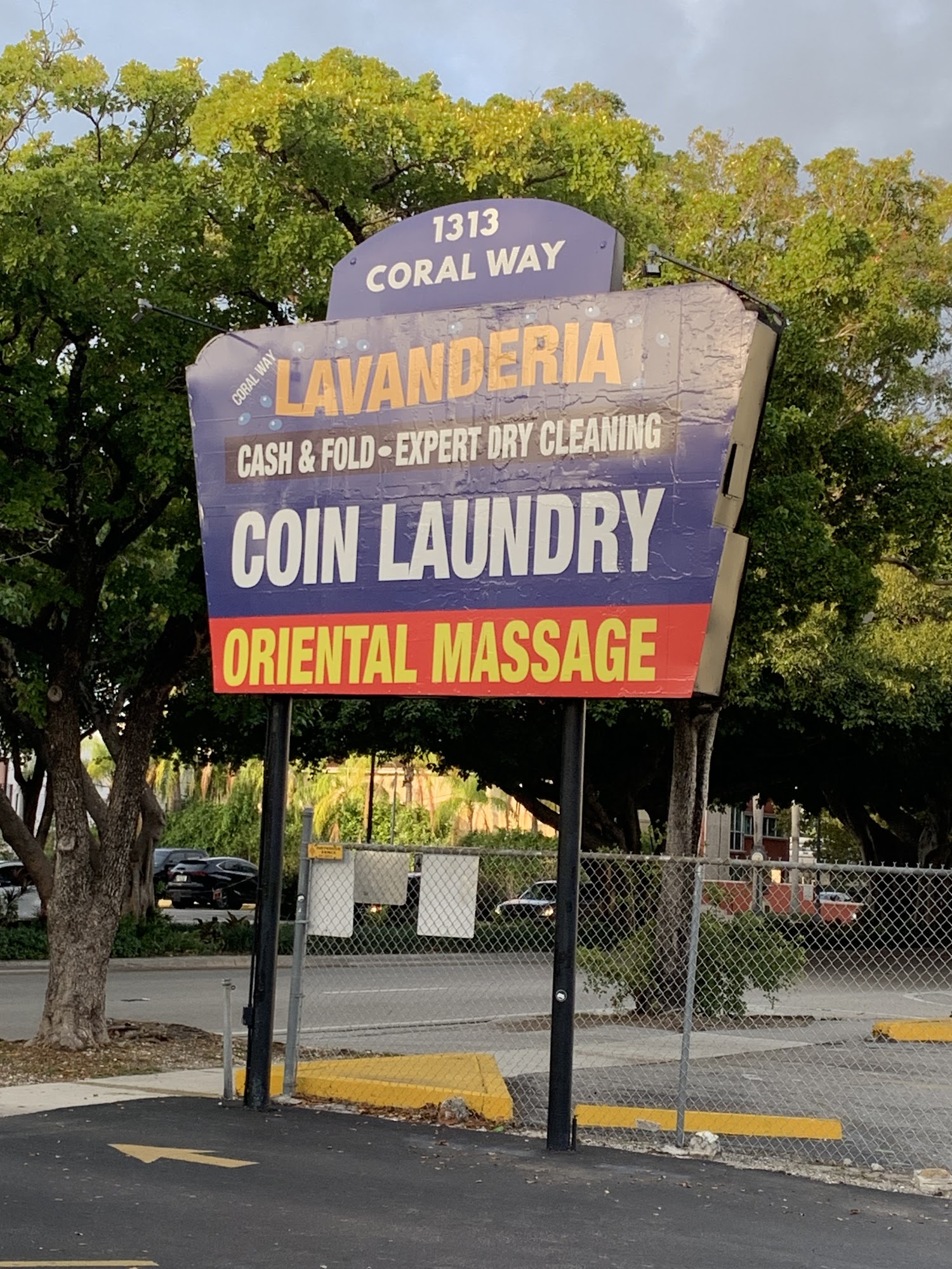 Coral Way Lavanderia Coin Laundry