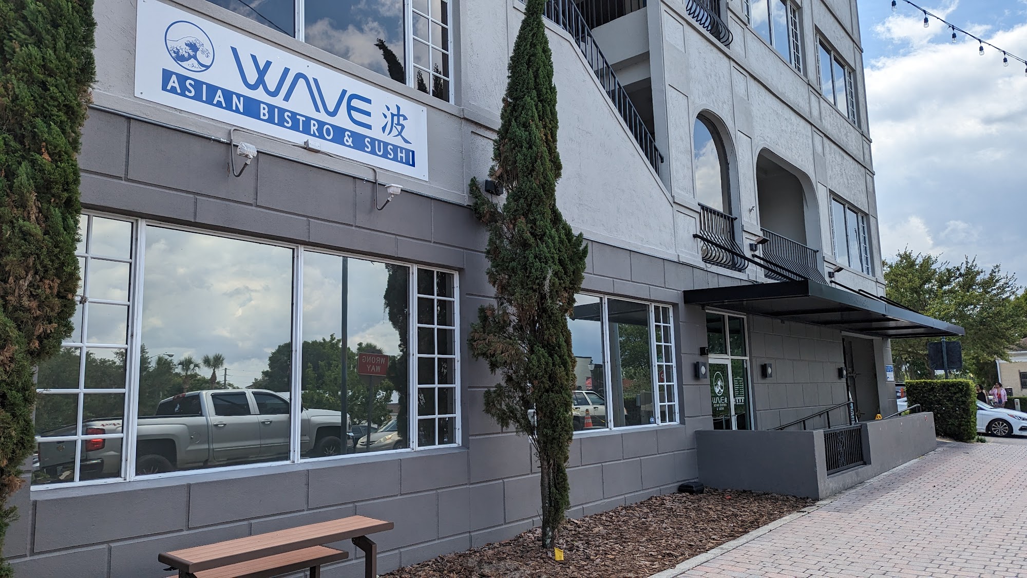 WAVE - Asian Bistro & Sushi