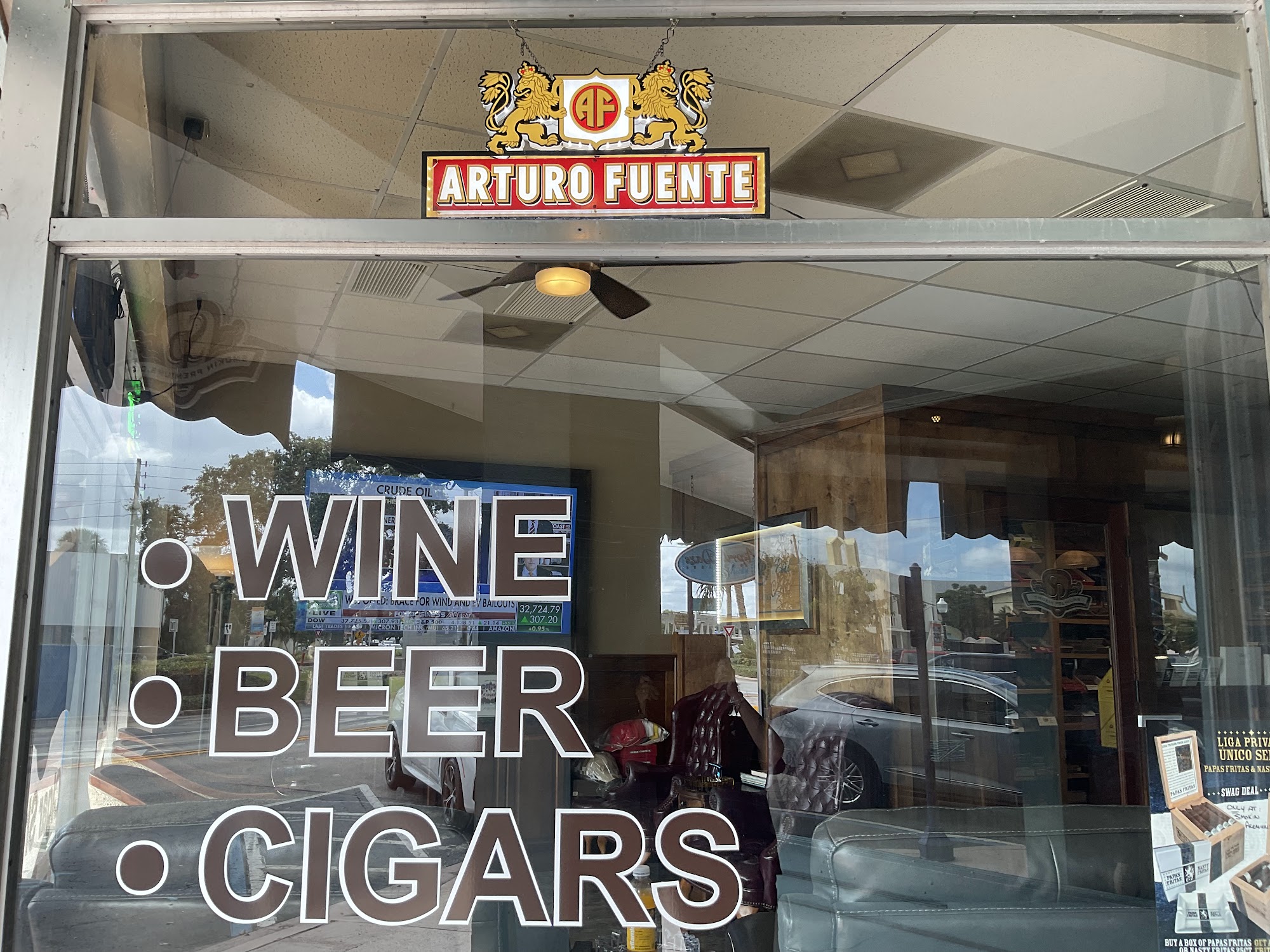 Smokin Premiums- Cigar LOUNGE In The Heart Of Downtown Stuart Location!