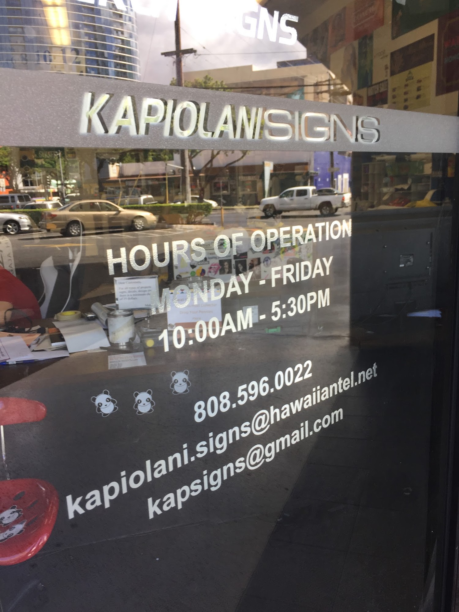Kapiolani Signs