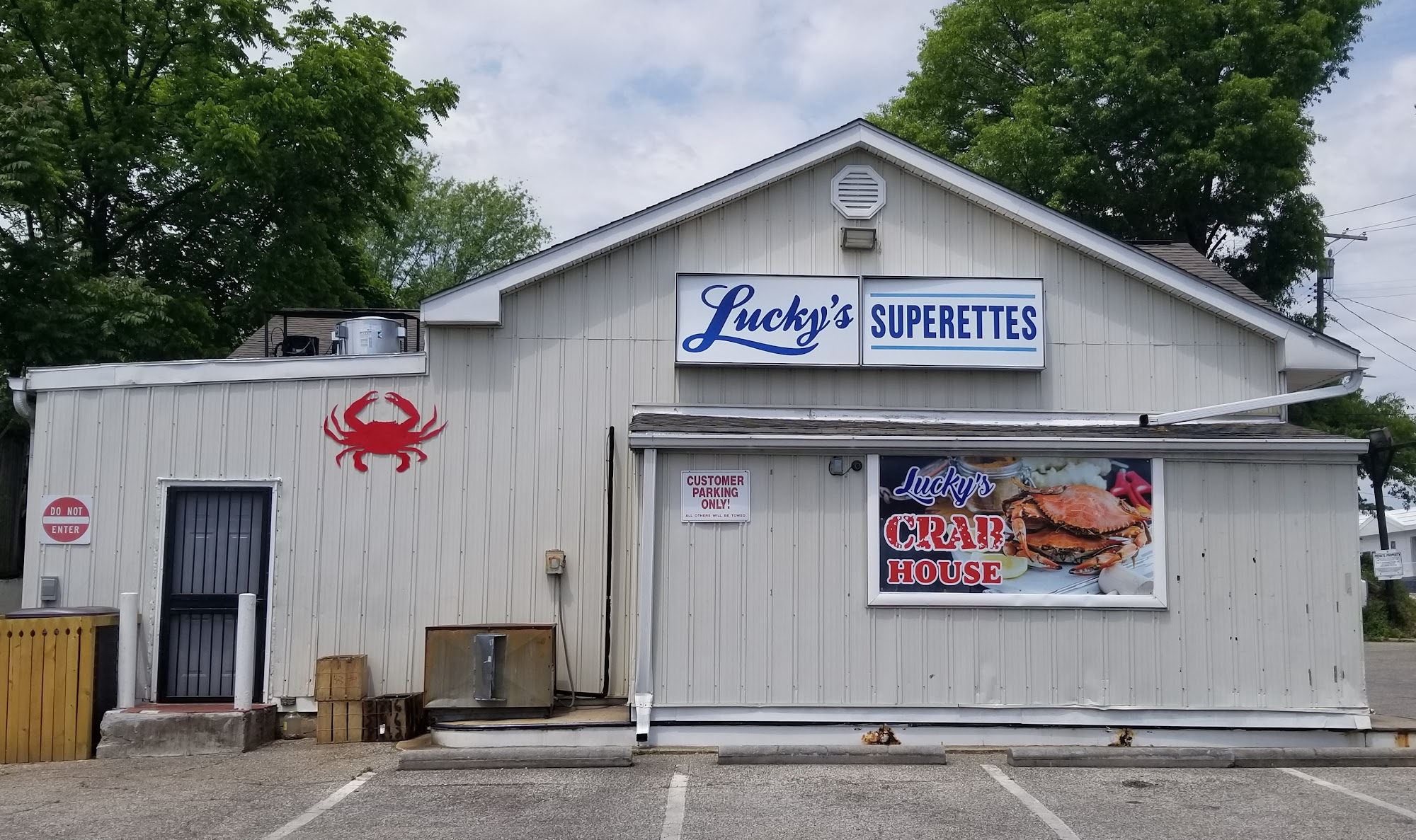 Lucky's Superette & Crab House