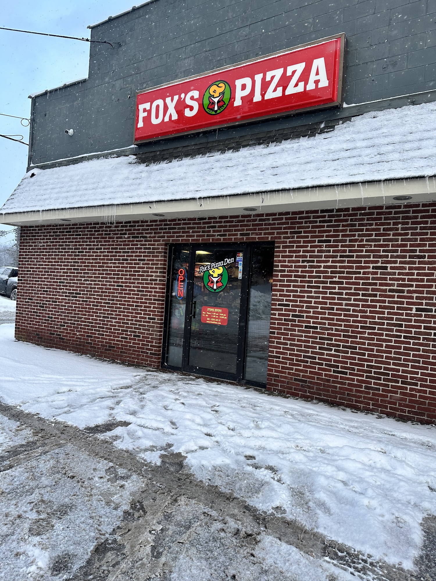 Fox's Pizza Den