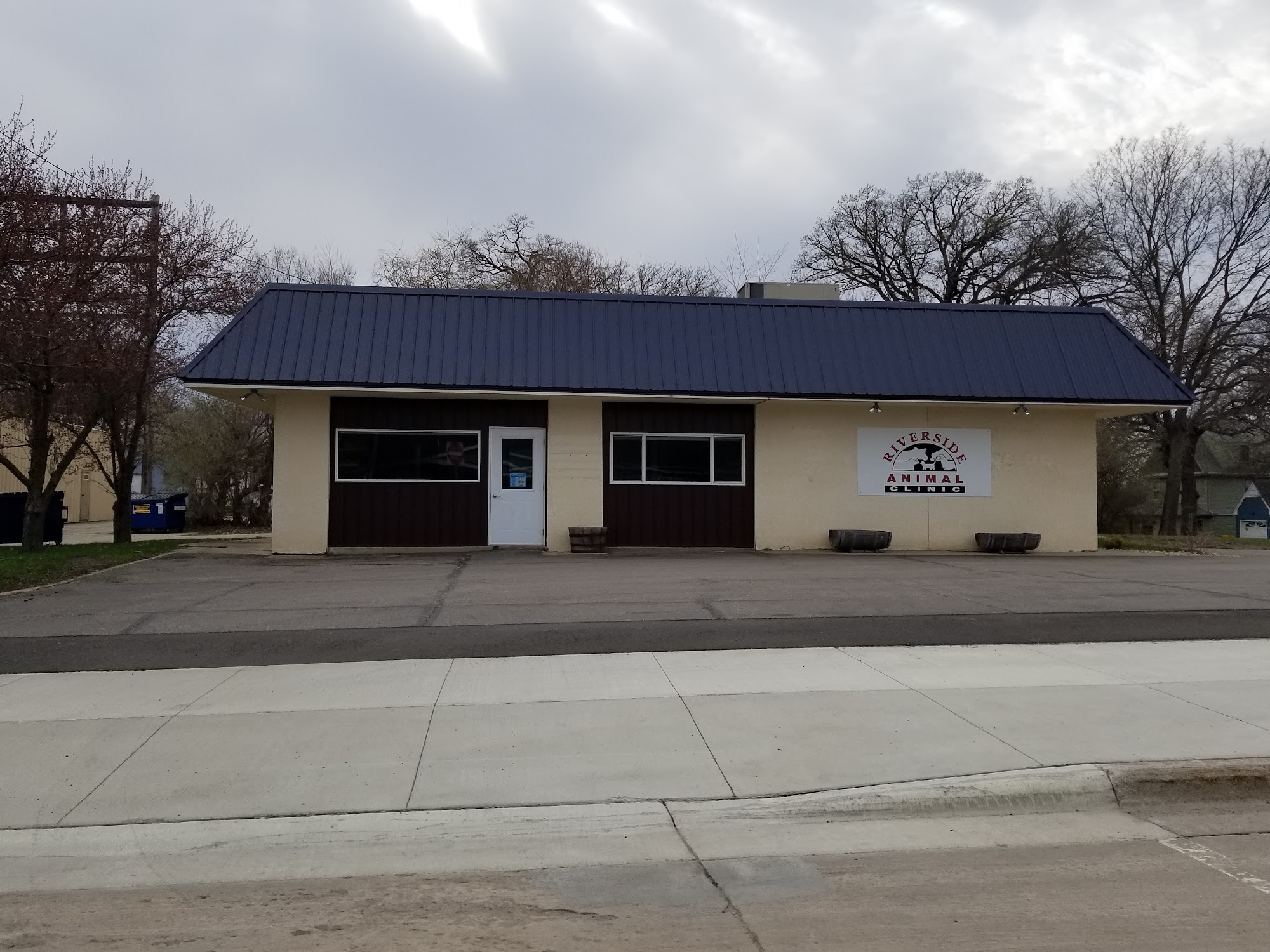 Riverside Animal Clinic 300 S Mill St, Redwood Falls Minnesota 56283