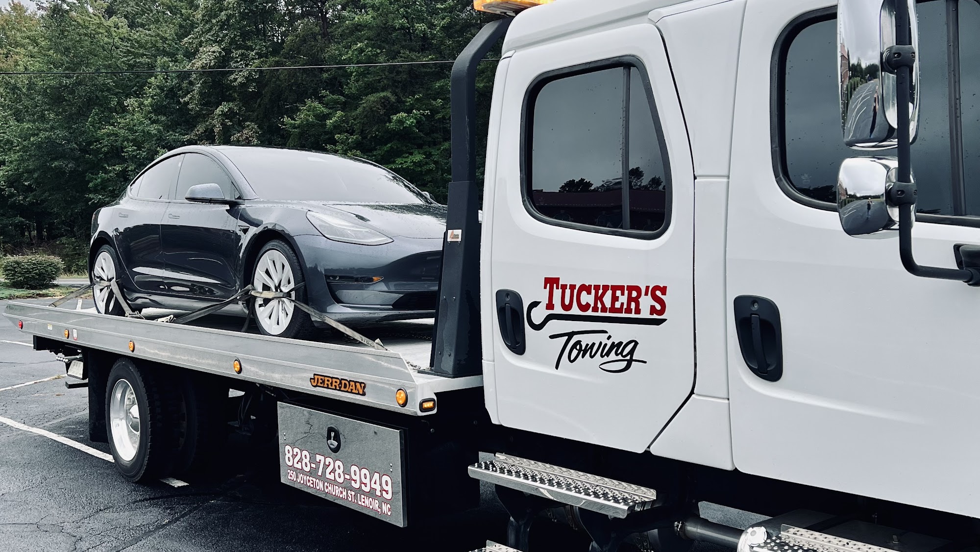 Tucker’s Towing