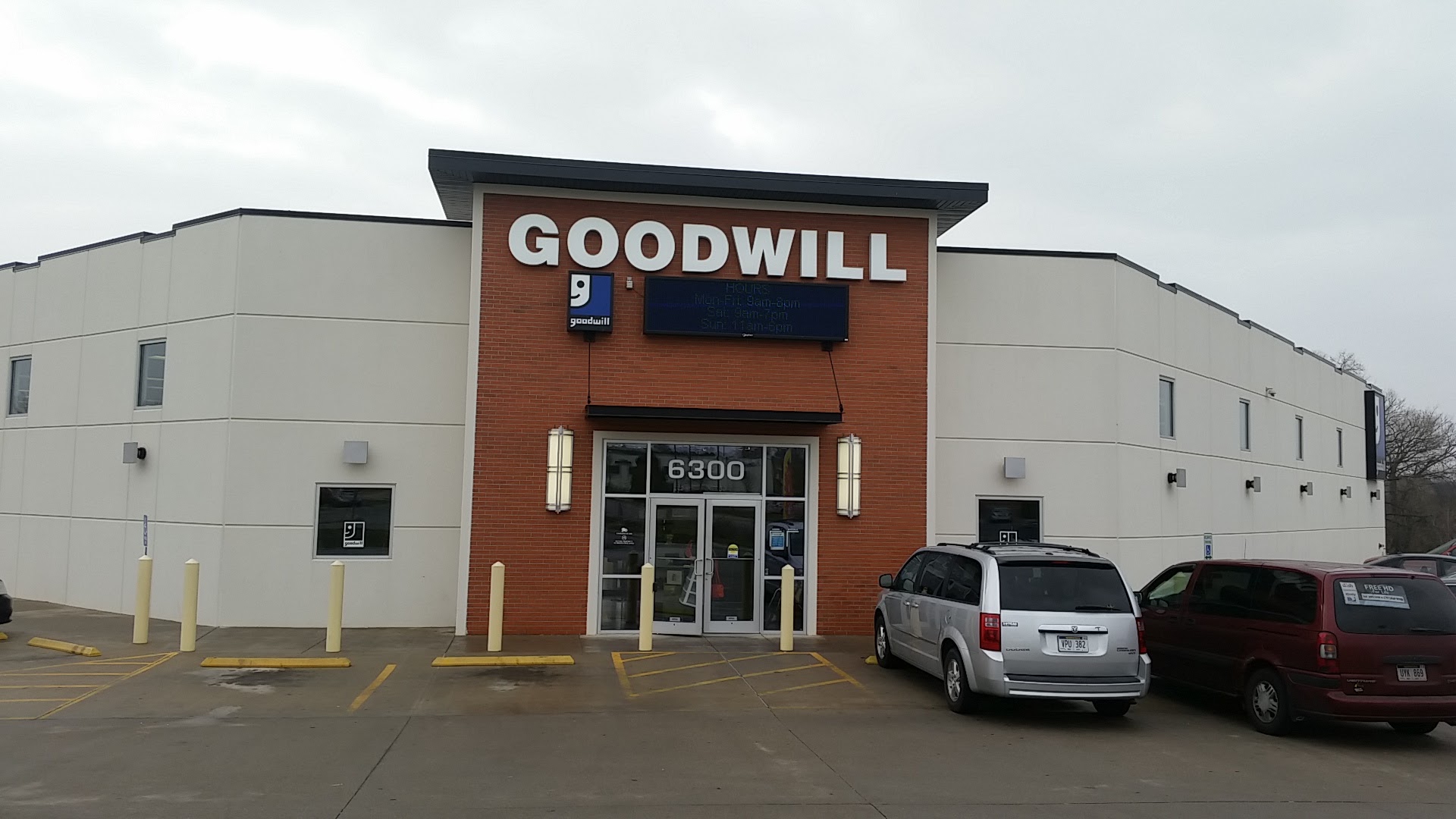 GOODWILL THRIFT STORE & DONATION CENTER - 6300 Apples Way, Lincoln NE ...