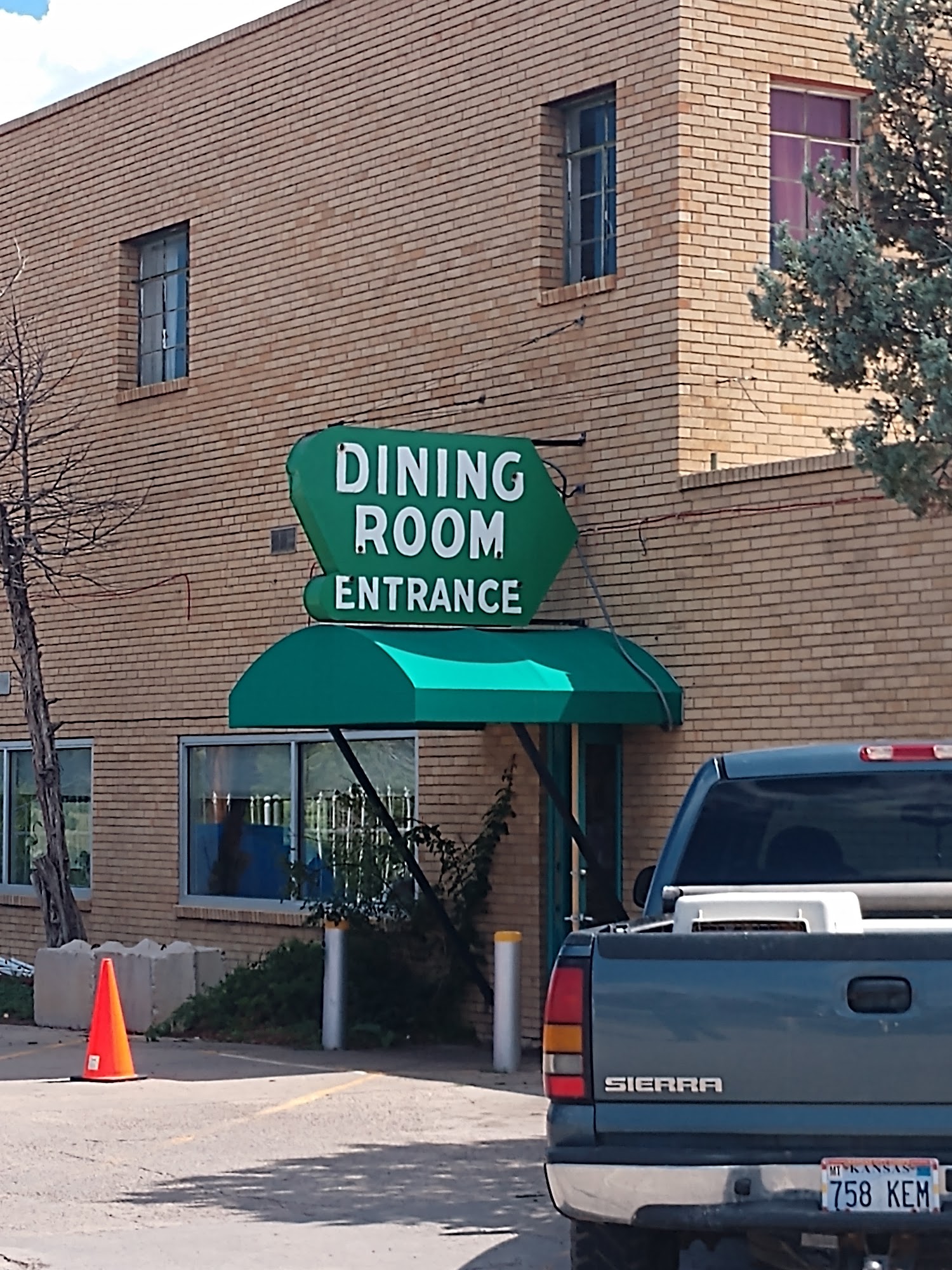 Hillcrest Restaurant and Trading Post Saloon