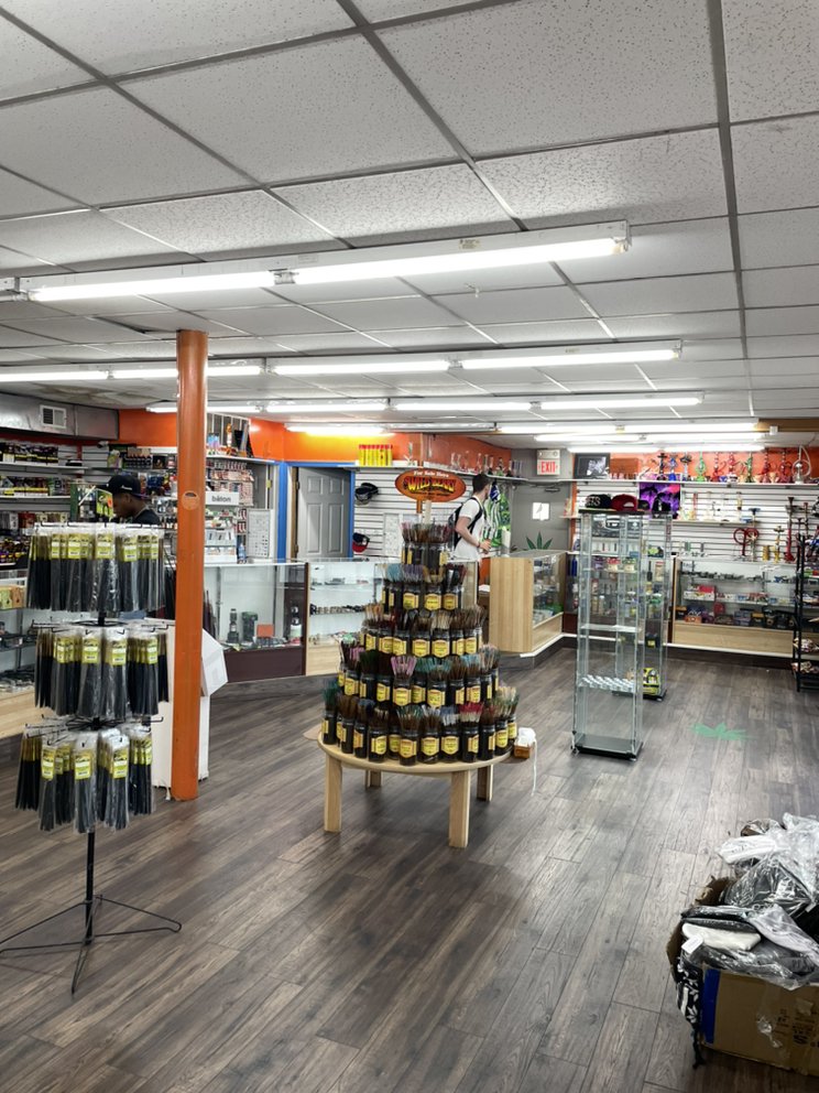 Boost mobile VIP Wireless and smoke shop