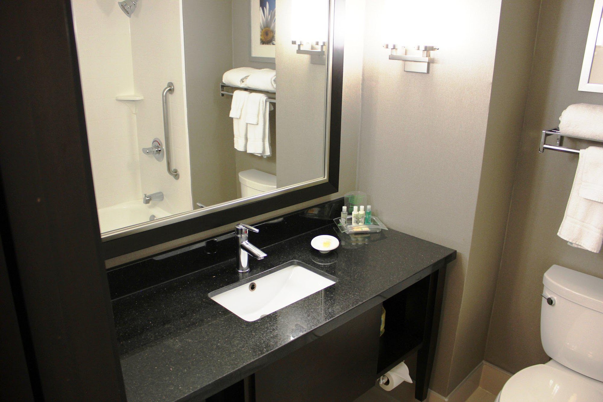 Holiday Inn & Suites Pointe-Claire Montreal Airport, an IHG Hotel