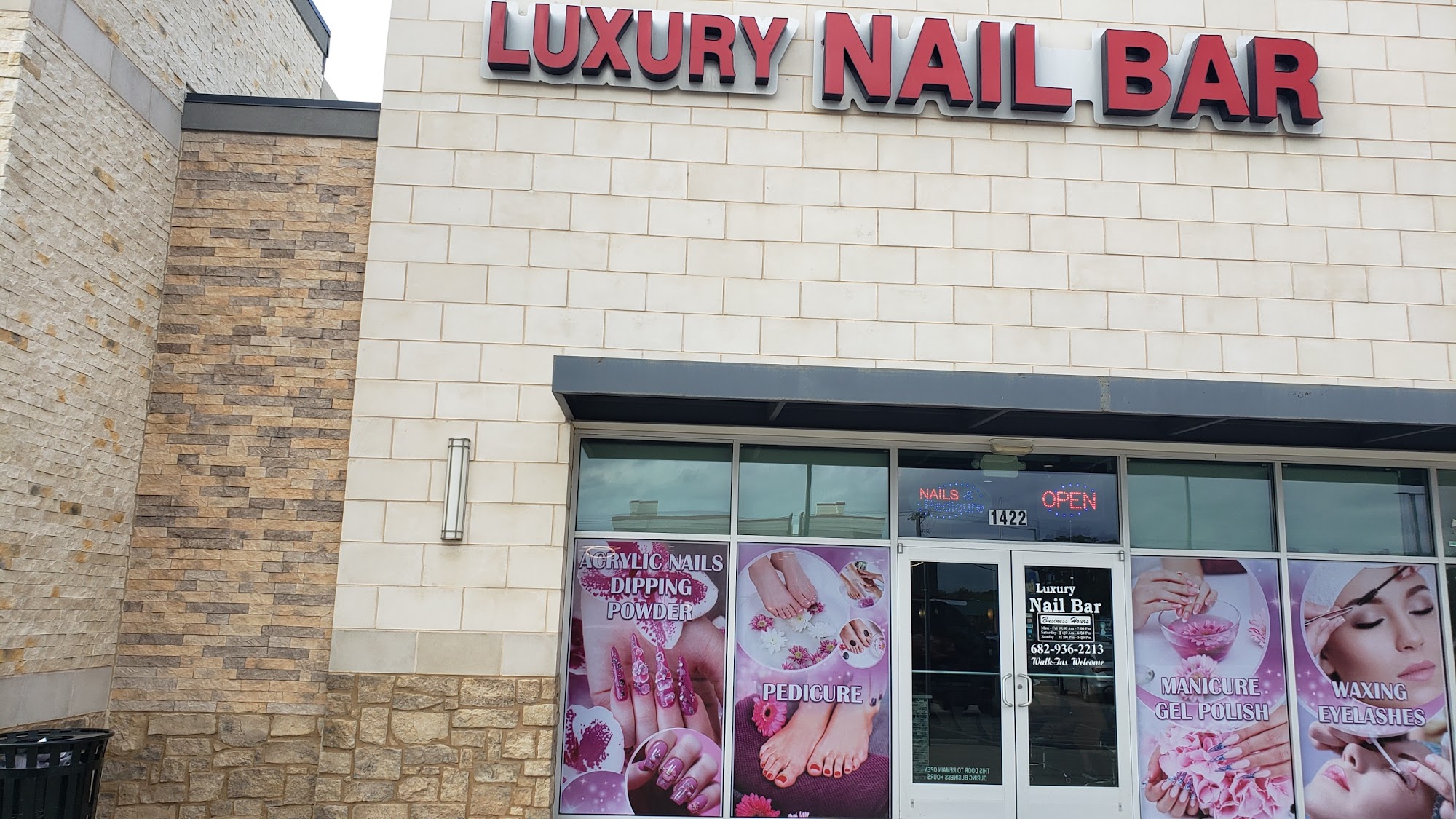 LUXURY NAIL BAR