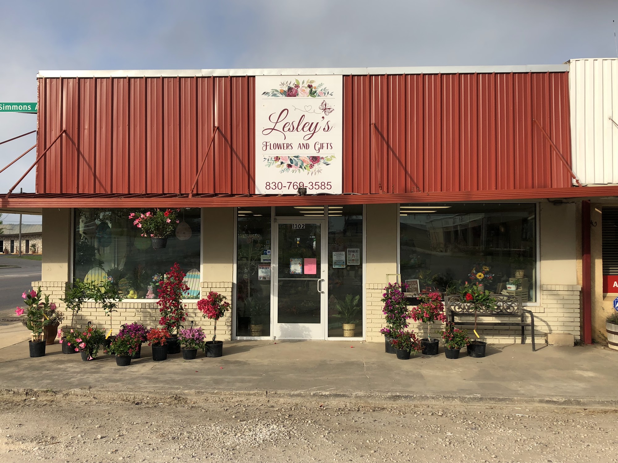 Lesley's Flowers and Gifts 1302 Simmons Ave, Jourdanton Texas 78026
