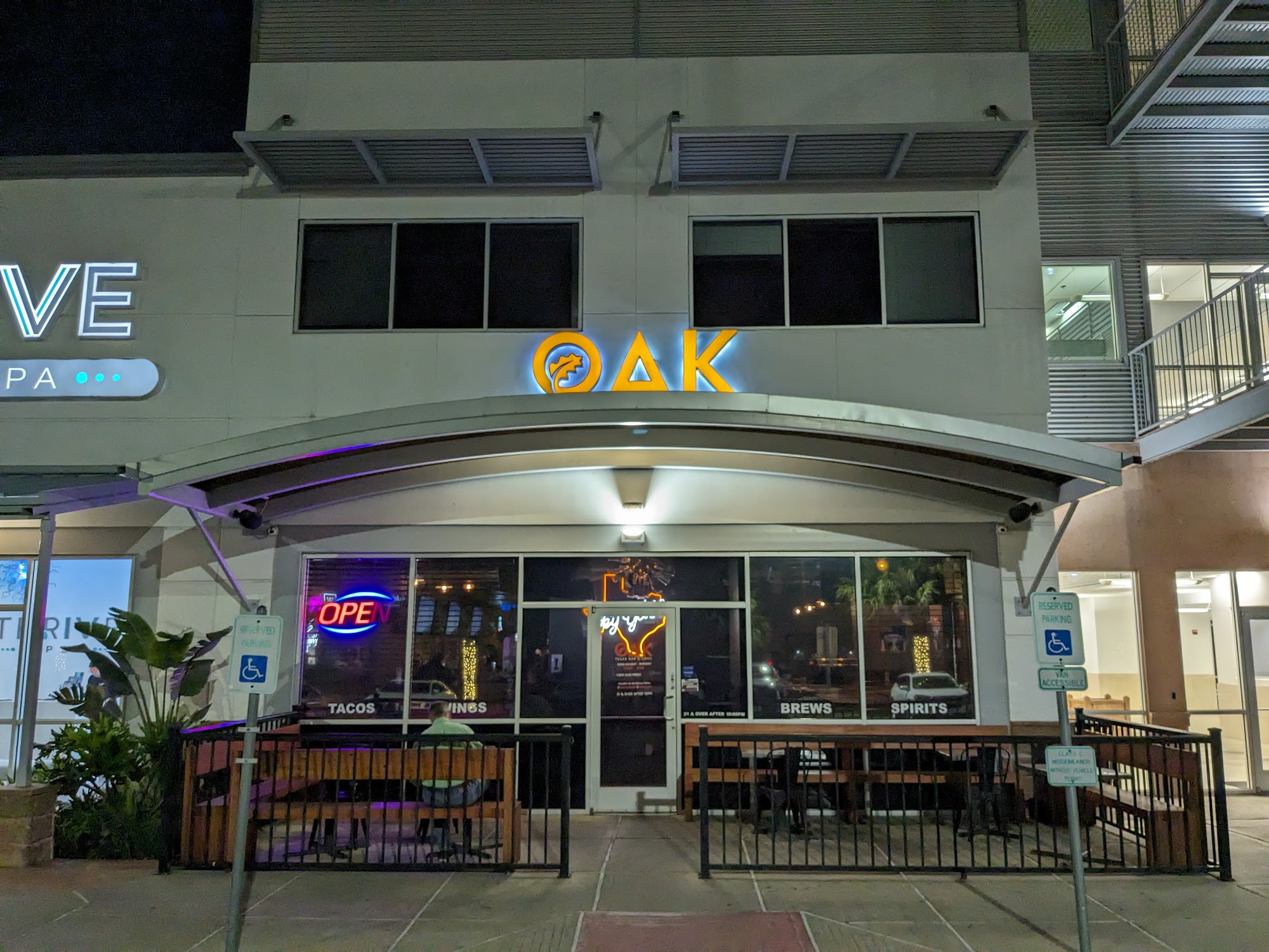 Oak Texas Bar & Grill - Uptown