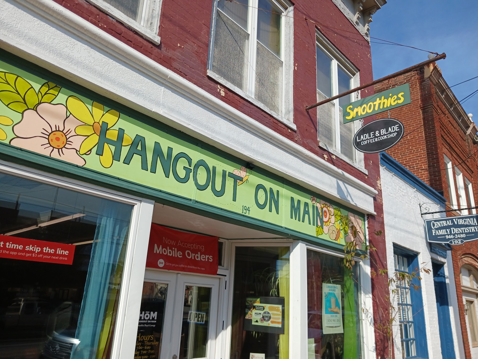 Hangout on Main Smoothies, Coffee, Lounge