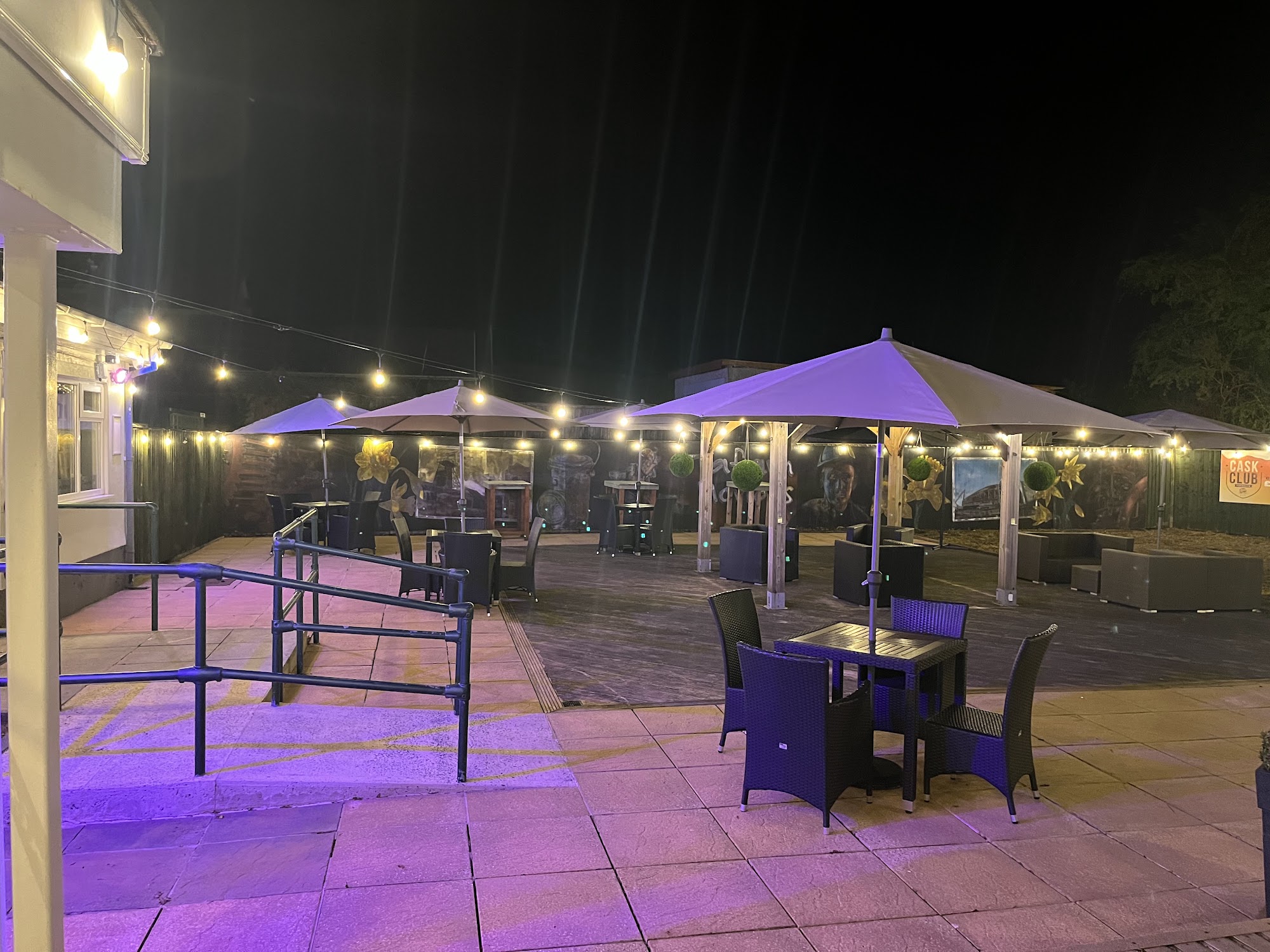 Tafarn Morlais 1 Pontarddulais Rd, Llangennech, Llanelli