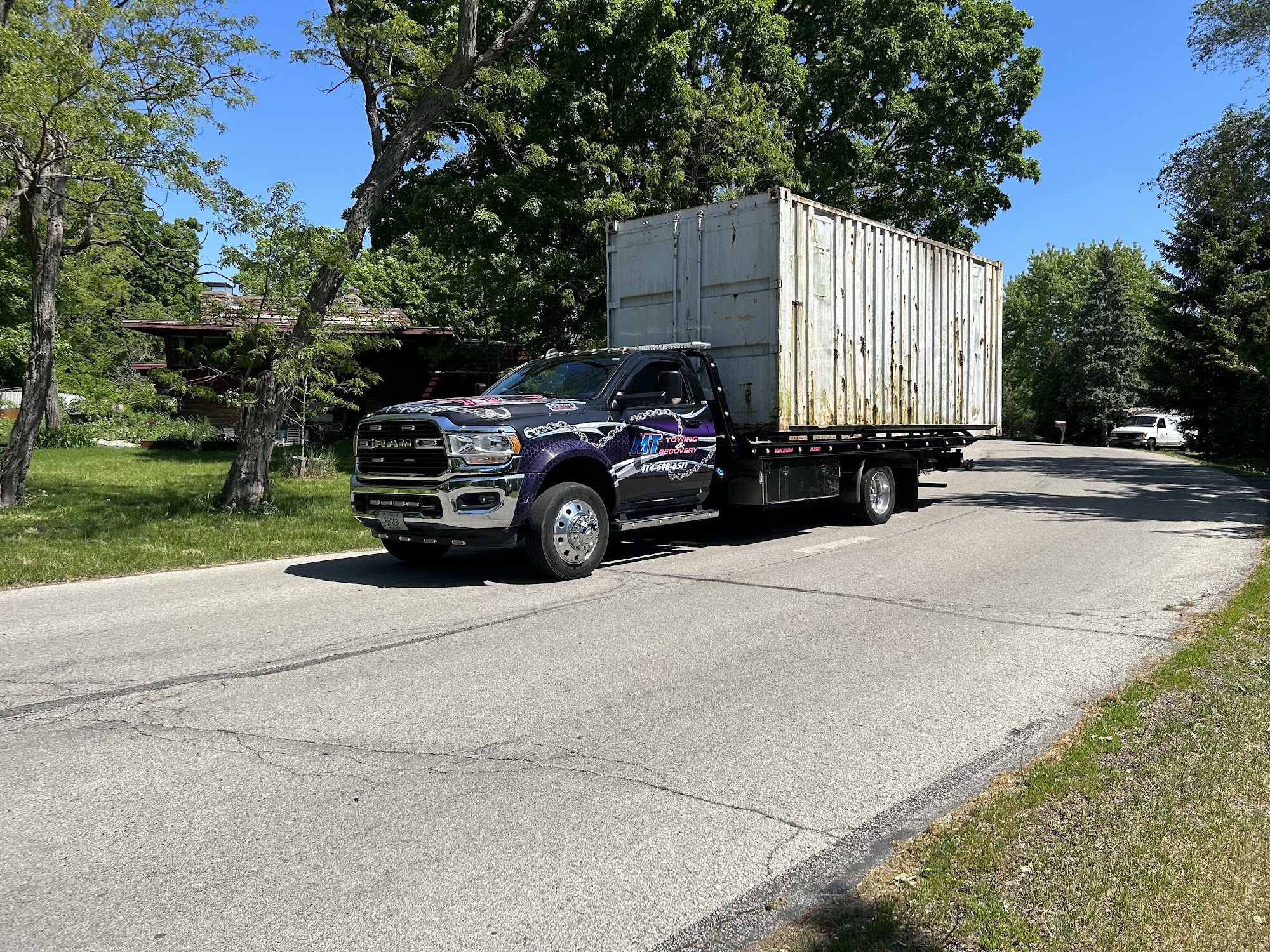 MT Towing & Recovery llc 124 Edgar Ave, South Milwaukee Wisconsin 53172