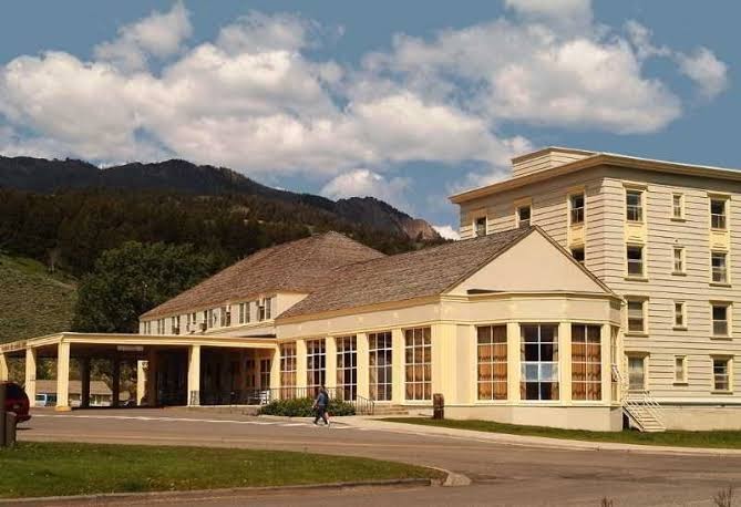 Mammoth Hot Springs Hotel